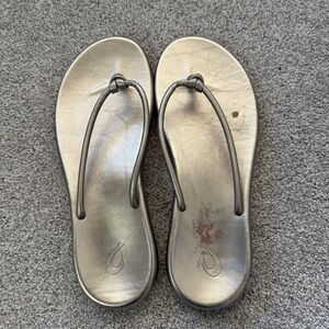 Olukai Flare Gold Leather Thong Sandals Women Sz 10 Metallic Flip Flops Laidback